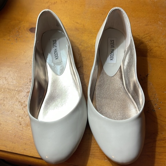 Steve Madden shoes. Platinum Leather white flats - Picture 2 of 3